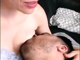 Manželka dostane dvojnásobný orgasmus z kojení manžel
